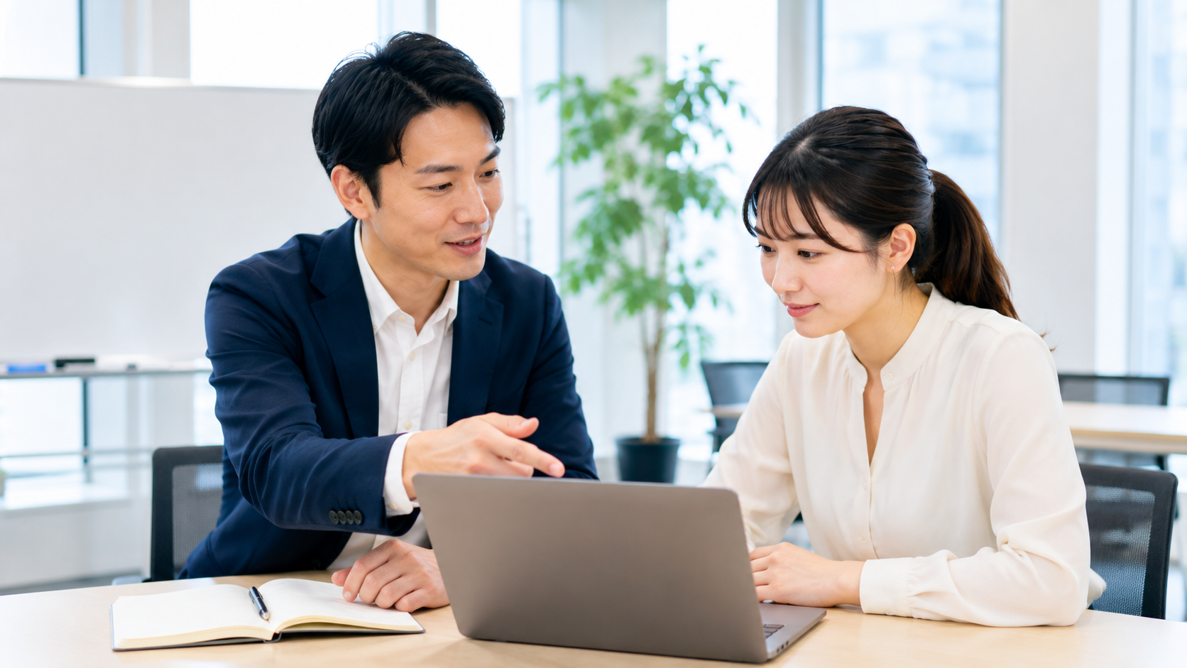 AI活用アドバイザーが事業所を訪問し、職員に寄り添いながらAI活用を指導する様子