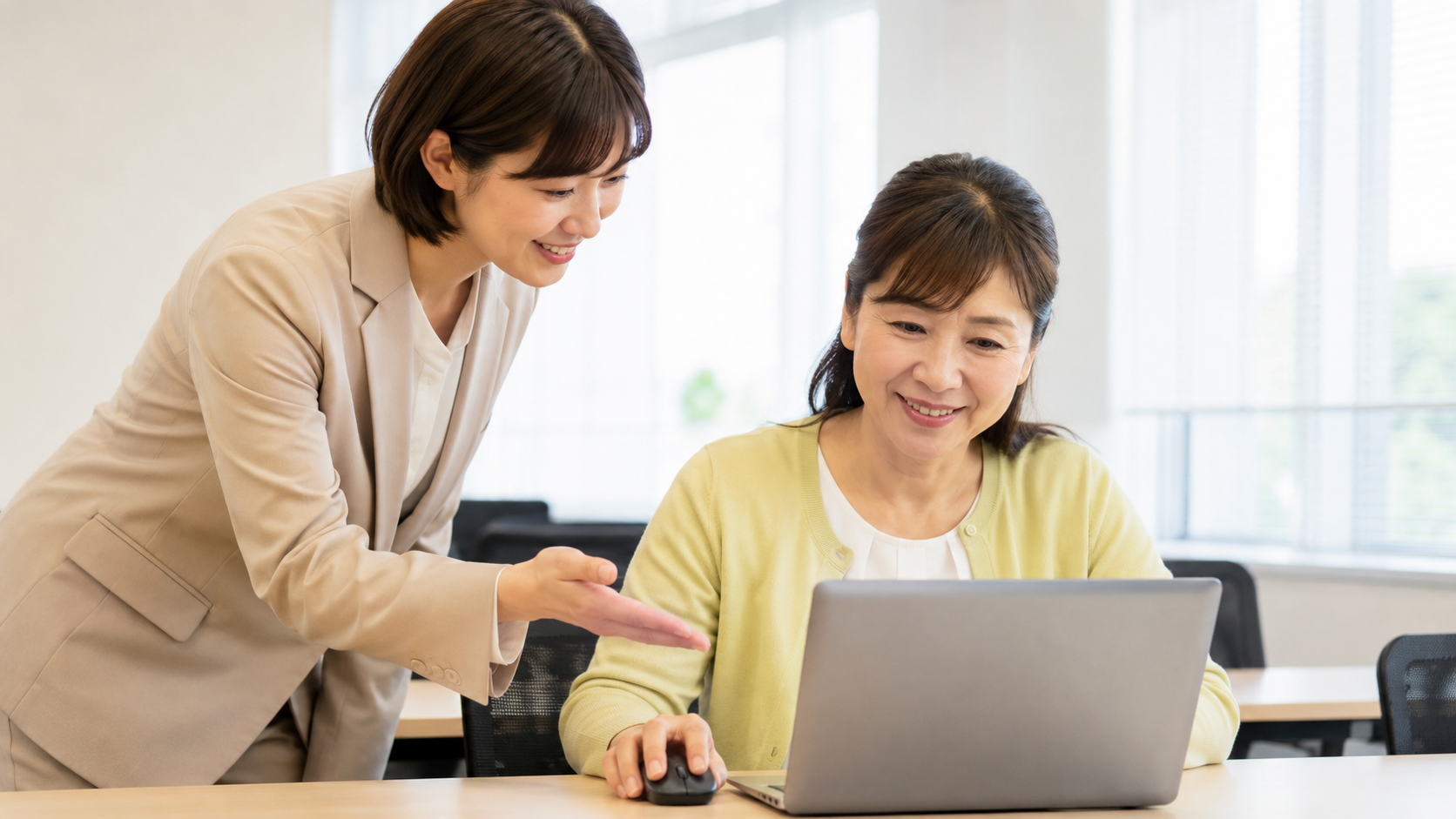 PC操作が苦手な方をAI活用アドバイザーがサポートしているイメージ