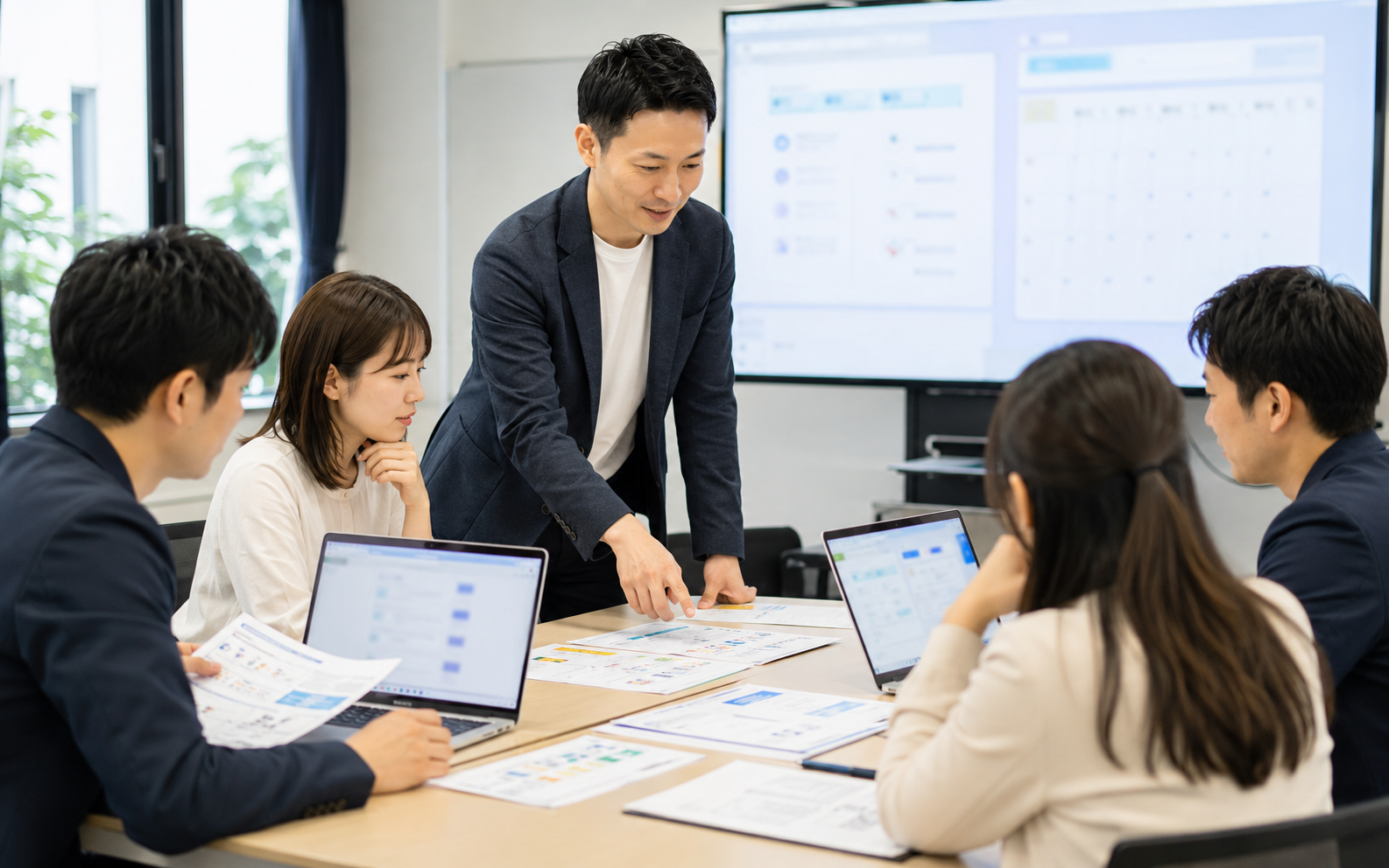 経営者と担当者がAIを活用した業務改善やDXについて相談している様子