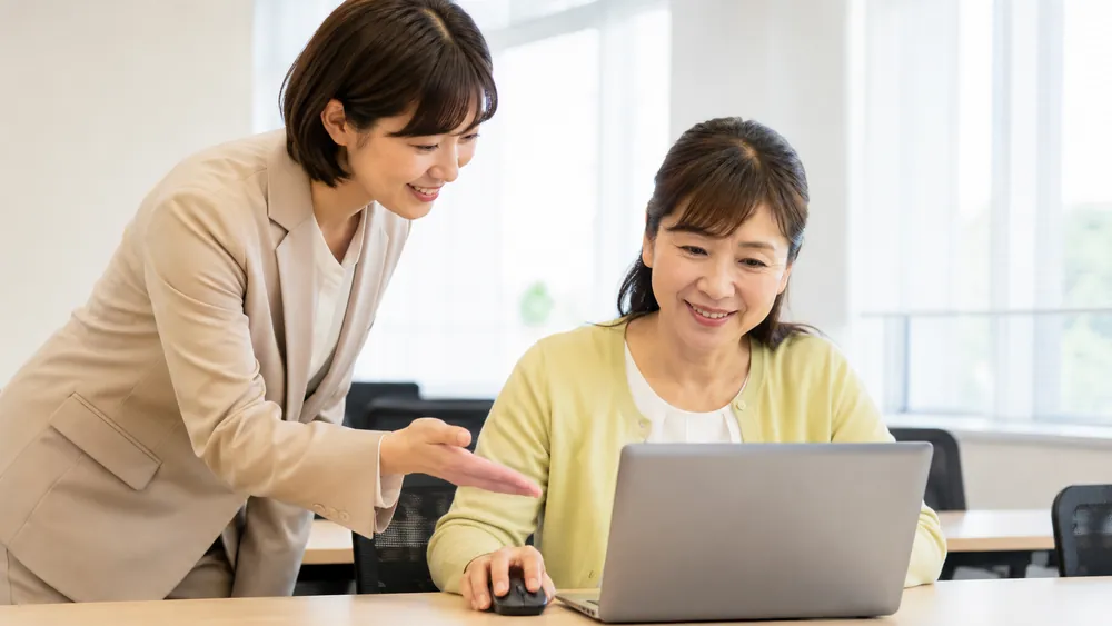 PC操作が苦手な方をアドバイザーがサポートしている様子